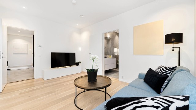 Praktisk stue/tv-rom i underetasjen med lydisolert dør til hall/gang