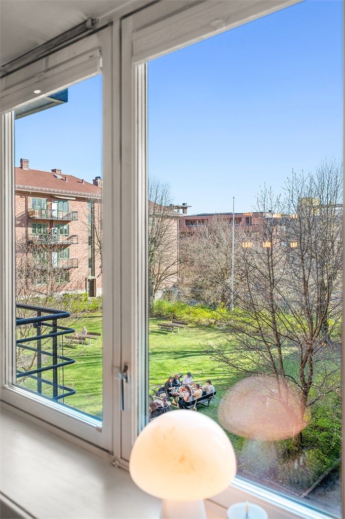 Fra leiligheten ser man ut over de frodige og velholdte fellesarealene.