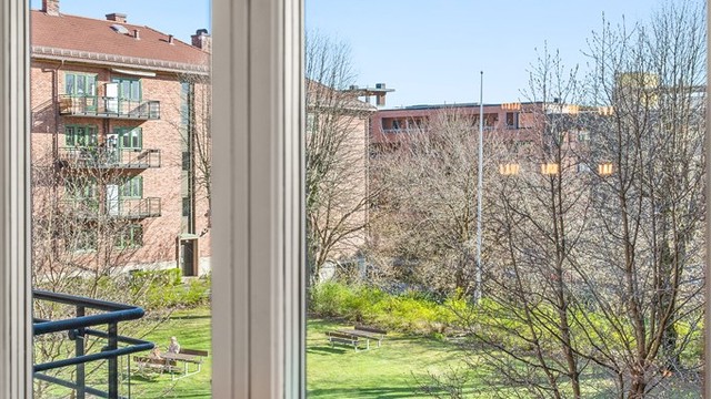 Fra leiligheten ser man ut over de frodige og velholdte fellesarealene.