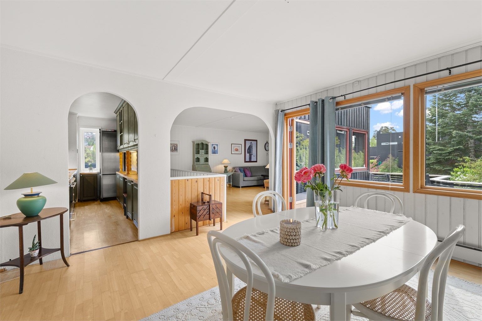 I hele 2. etasje ligger stuen, spisestuen og kjøkkenet. Et lyst og romslig plan med store vindusflater og utgang fra spisestuen til sydvendt veranda på ca. 14 kvm, vendt mot hyggelig tun