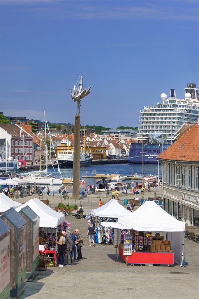 Vågen i Stavanger er nærmeste nabo. 