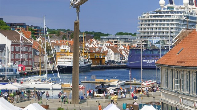 Vågen i Stavanger er nærmeste nabo.