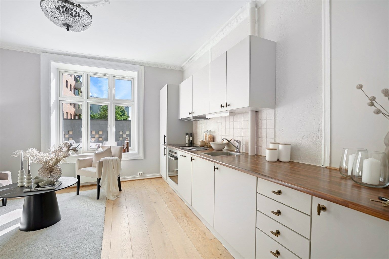 Leiligheten ligger tilbaketrukket i rolig gate, men samtidig supersentralt på Majorstuen! 