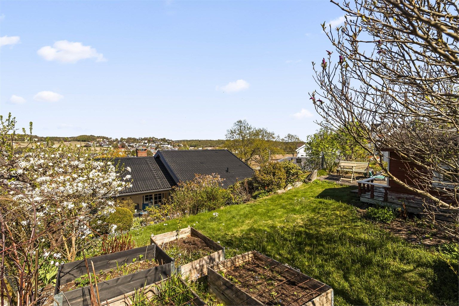 Den frodige hagen byr på prydbukser/planter/frukttrær