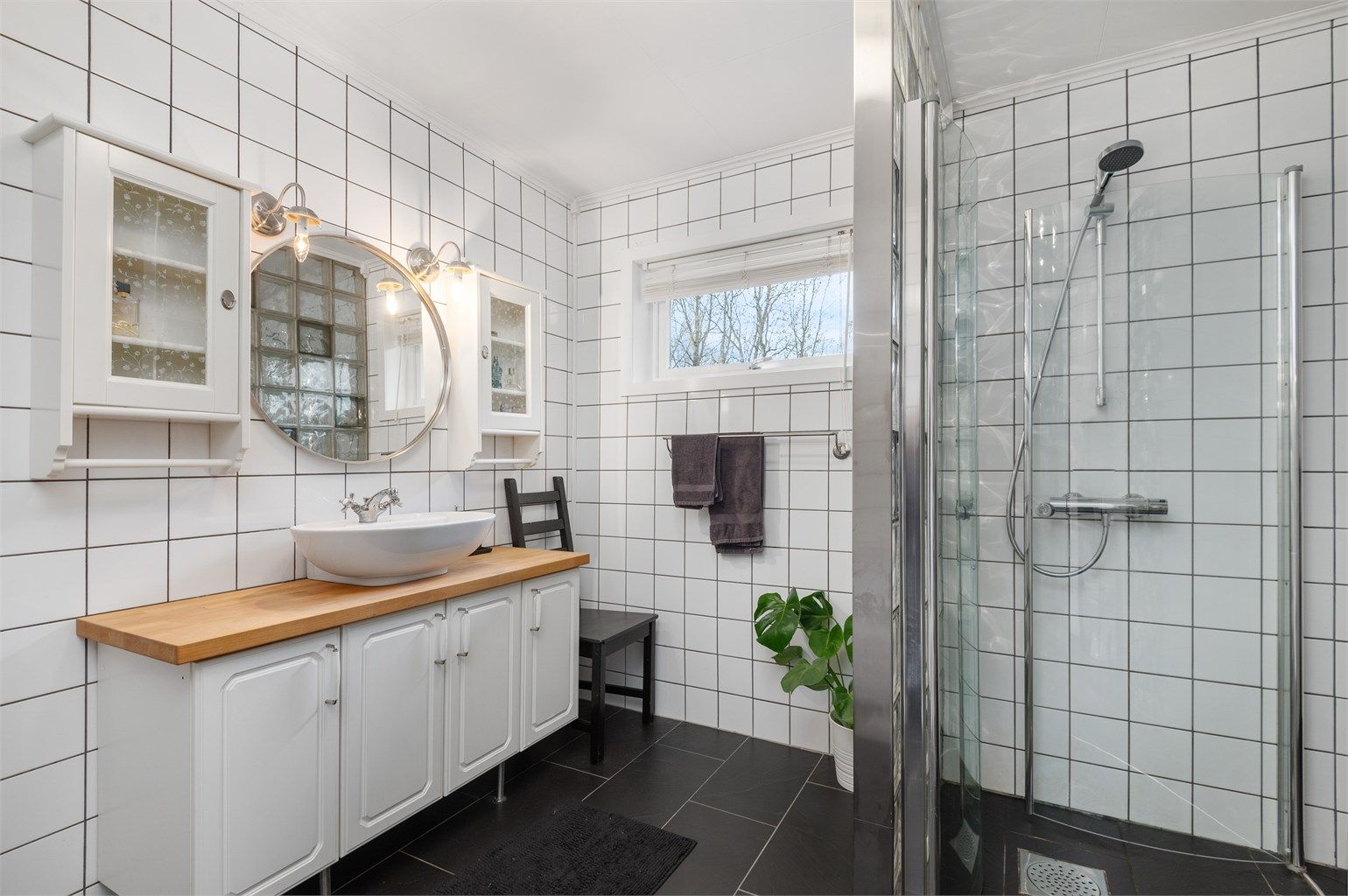 Huset har to bad, og badet på bildet måler ca. 8 kvm. 