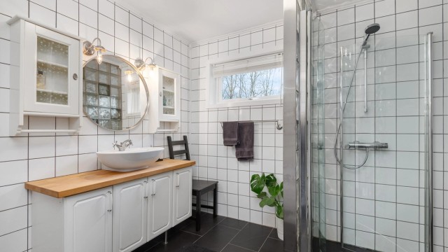 Huset har to bad, og badet på bildet måler ca. 8 kvm.