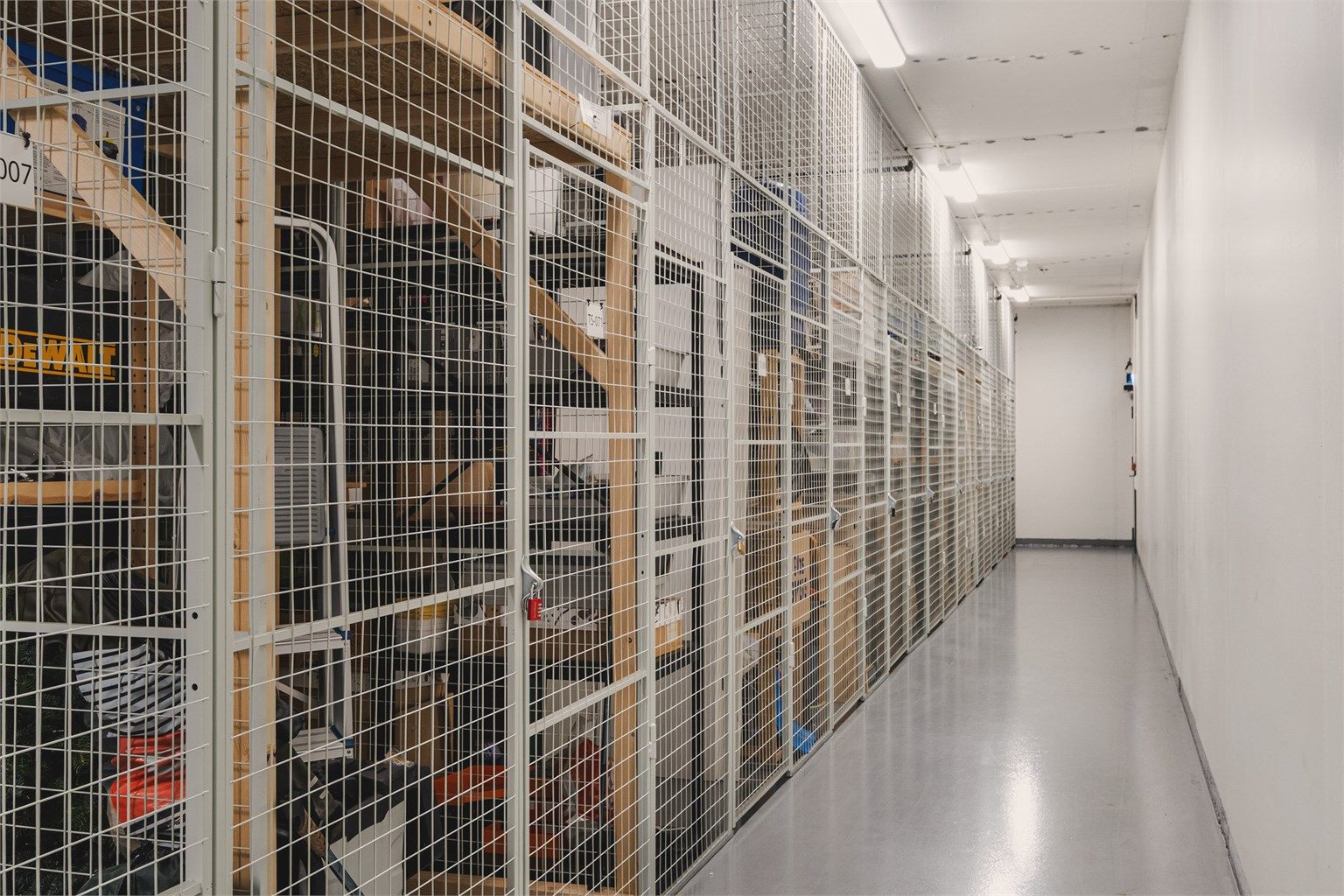 En romslig gitterbod på 9 m² i underetasjen gir rikelig med lagringsplass.