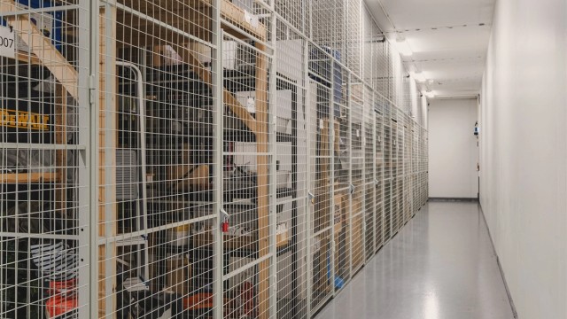 En romslig gitterbod på 9 m² i underetasjen gir rikelig med lagringsplass.