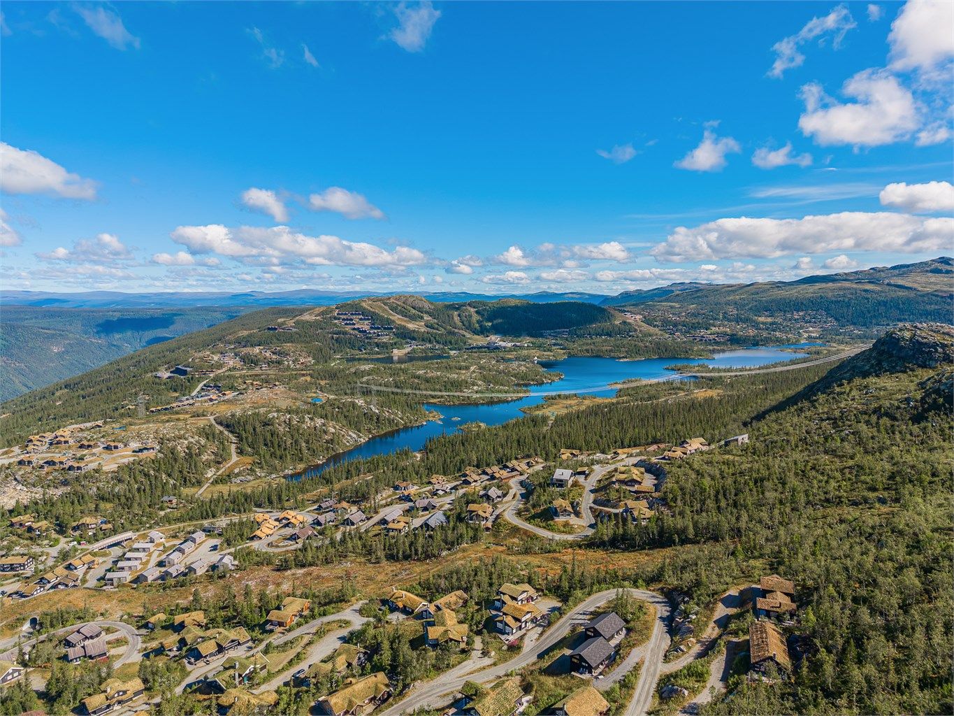 Utsyn over Kvitåvatn, Gaustablikk og det omkringliggende fjellandskapet.