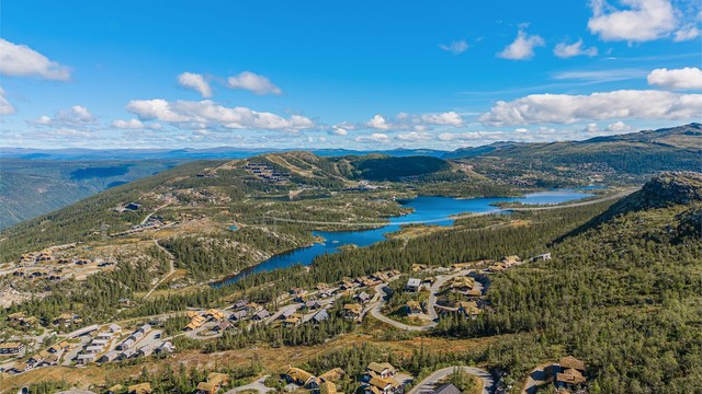 Utsyn over Kvitåvatn, Gaustablikk og det omkringliggende fjellandskapet.