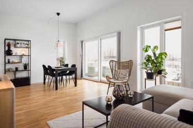 Velkommen til Hårstadhaugen 52 - en meget flott og moderne leilighet i 1/4-part beliggende i et rolig og sentralt boligområde!