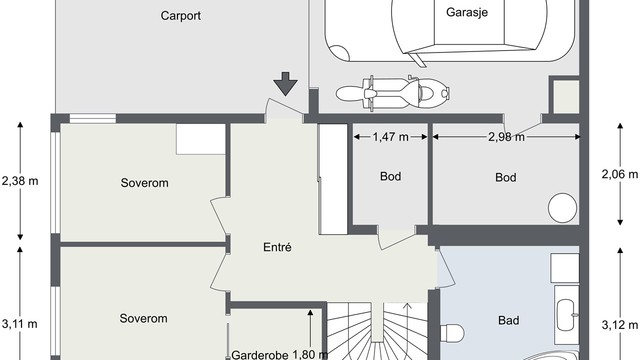 Førsteetasjen er praktisk innredet med entré, to soverom, bad, bod, garderobe og direkte tilgang til carport og garasje