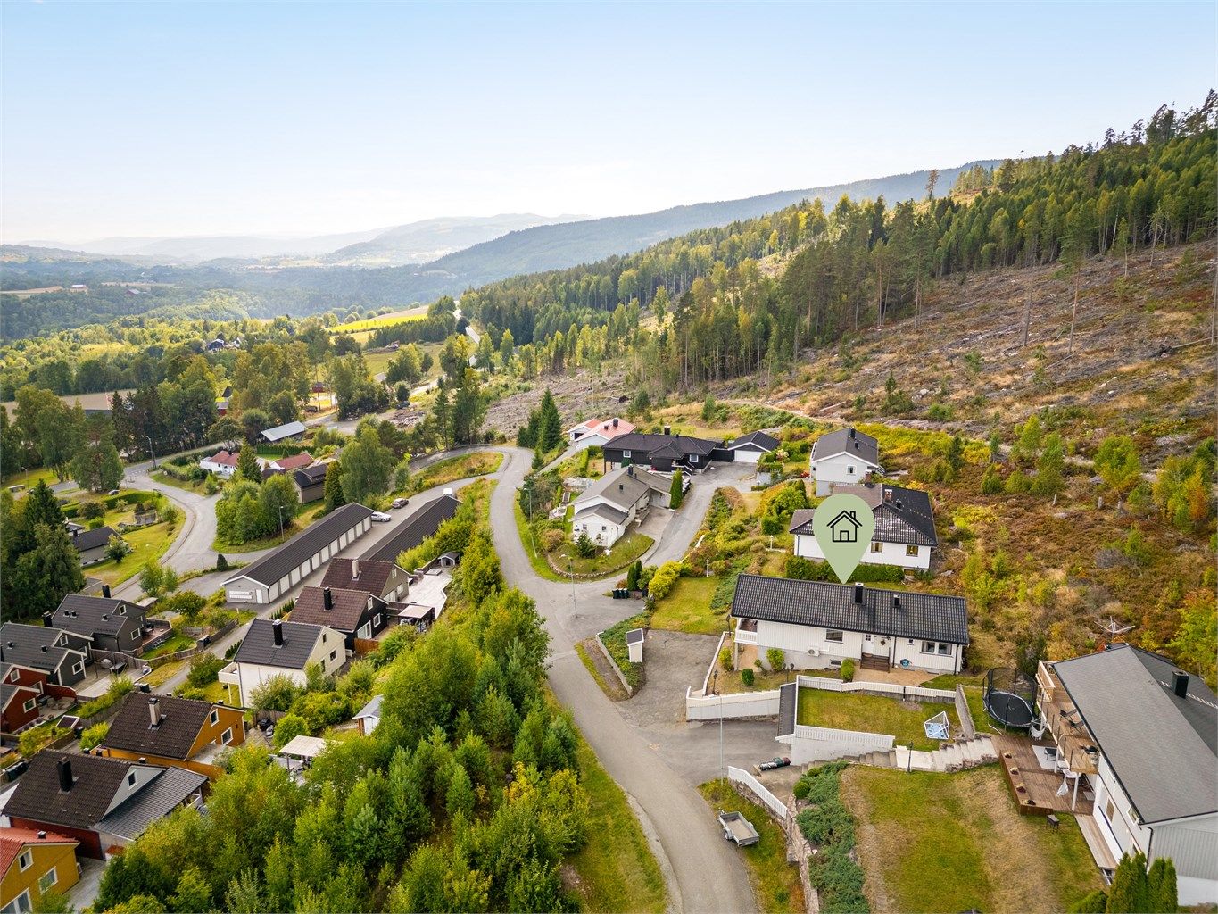 Nærmeste barnehage ligger kun ca. 600 meter fra boligen (Dambråtan). Det er kort vei til Sylling barne- og ungdomsskole.