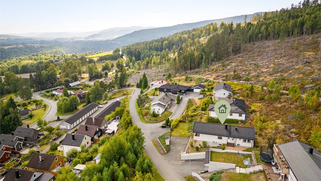 Nærmeste barnehage ligger kun ca. 600 meter fra boligen (Dambråtan). Det er kort vei til Sylling barne- og ungdomsskole.