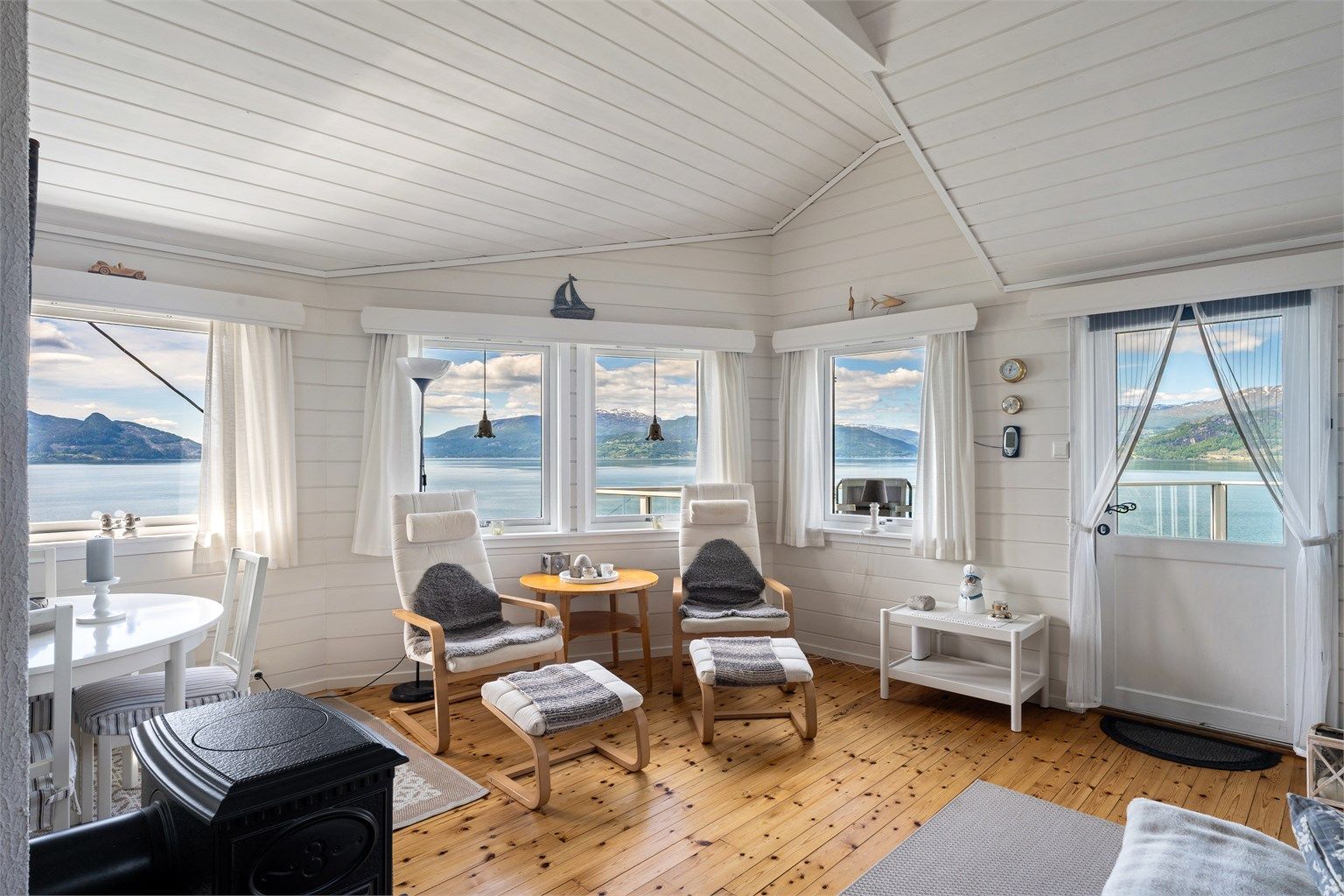 - Dør til terrasse fra stue/kjøkken -