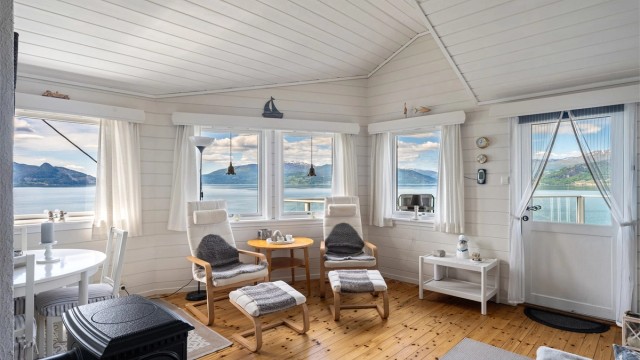 - Dør til terrasse fra stue/kjøkken -