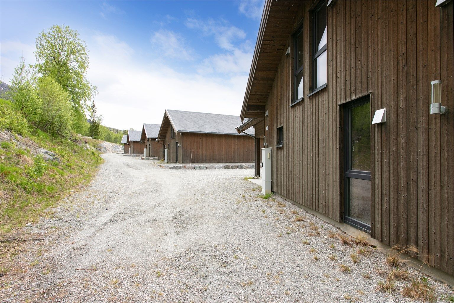 Eiendommen har enkel adkomst via Liarbergvegen i et etablert hytteområde.