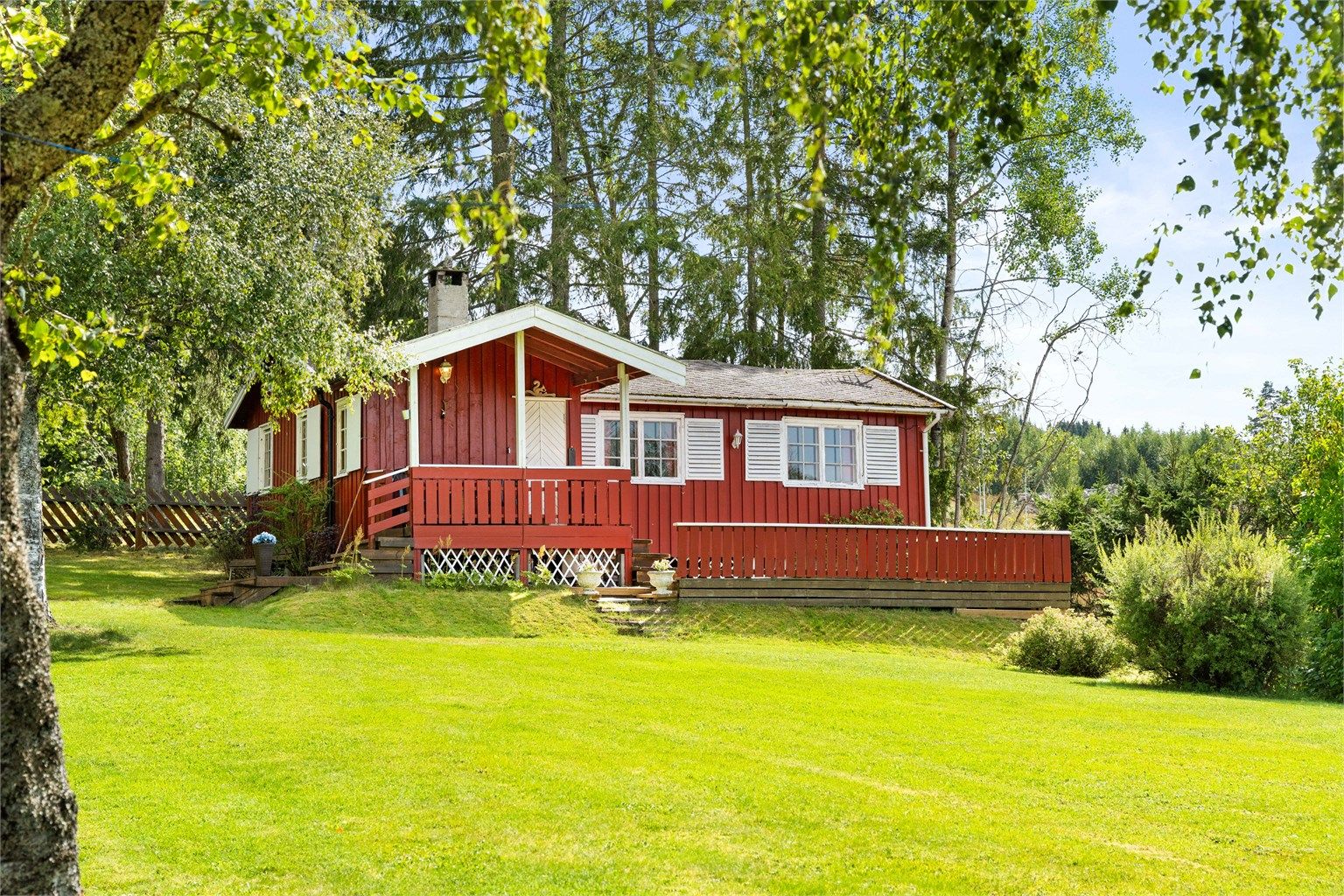 Eiendomsmegler Krogsveen v. Marcus Grundy ønsker velkommen til Stasjonsbakken 22!