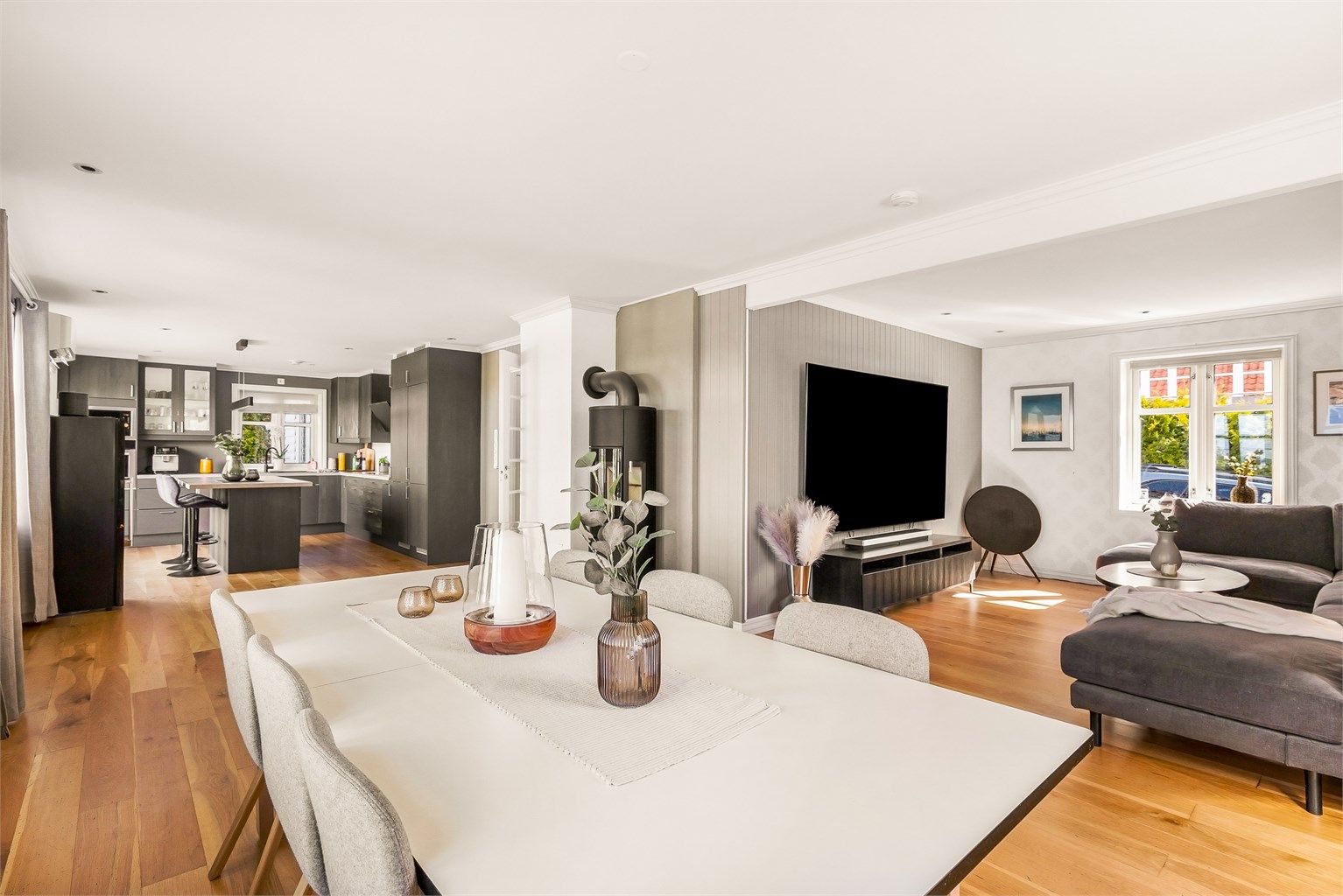 Stuen har god plass til både spisebord og en romslig sofagruppe. Balansert ventilasjon i hoveddelen ( ikke i leiligheten i underetasjen )