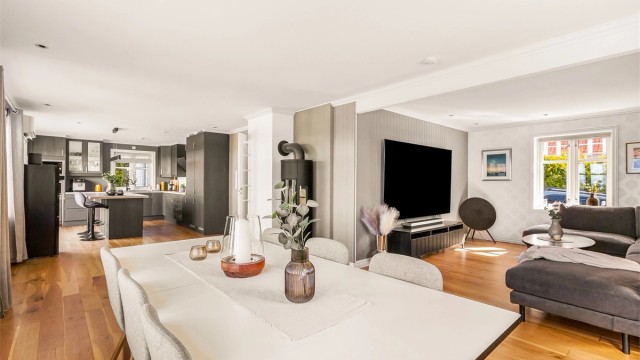 Stuen har god plass til både spisebord og en romslig sofagruppe. Balansert ventilasjon i hoveddelen ( ikke i leiligheten i underetasjen )