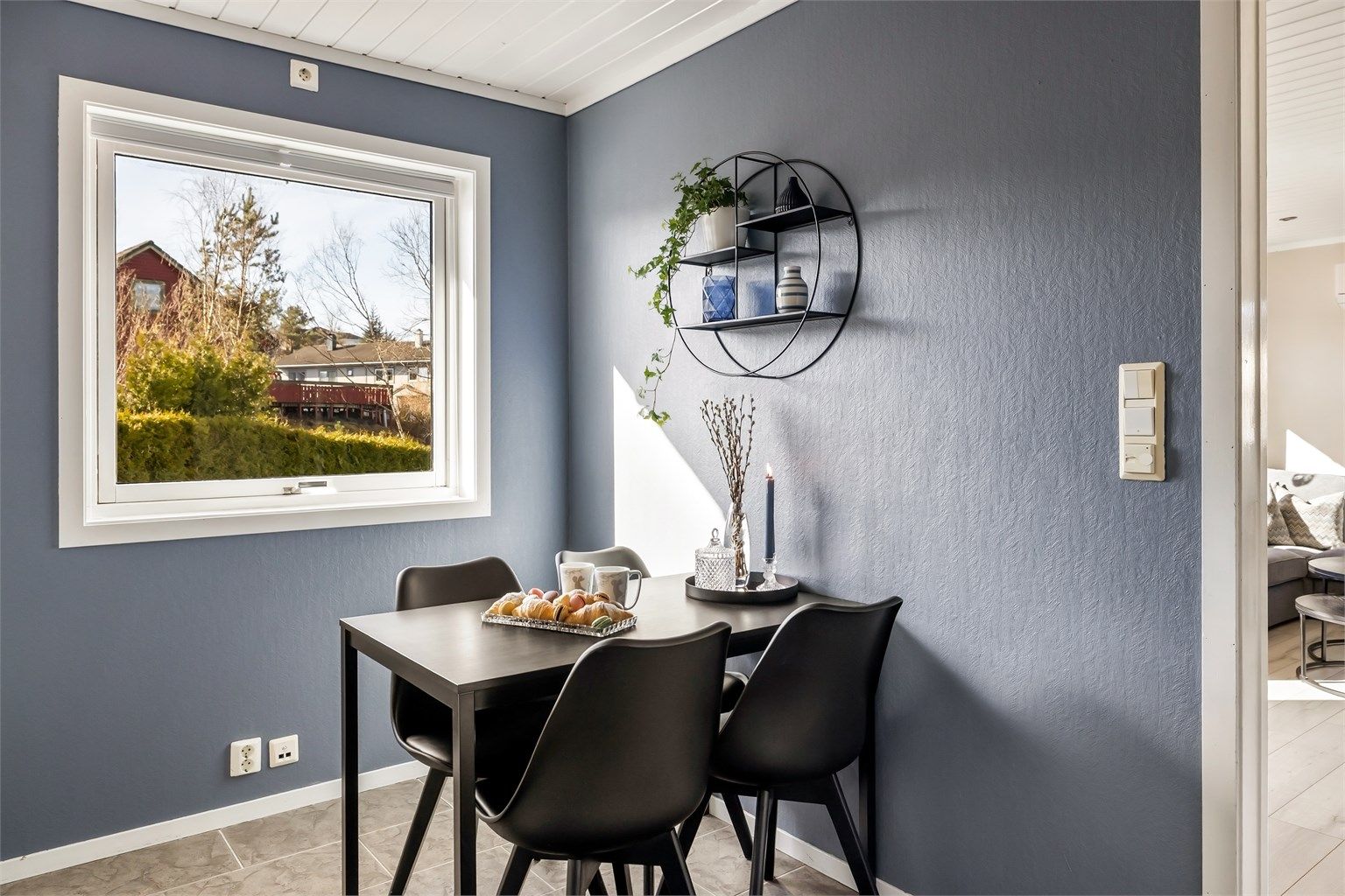 Kjøkkenet på 11 m² har flislagt gulv med varmekabler.