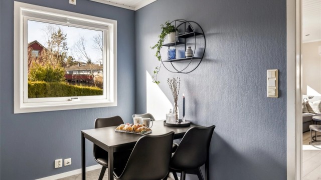 Kjøkkenet på 11 m² har flislagt gulv med varmekabler.