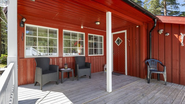 Overbygget inngangsparti på terrassen.