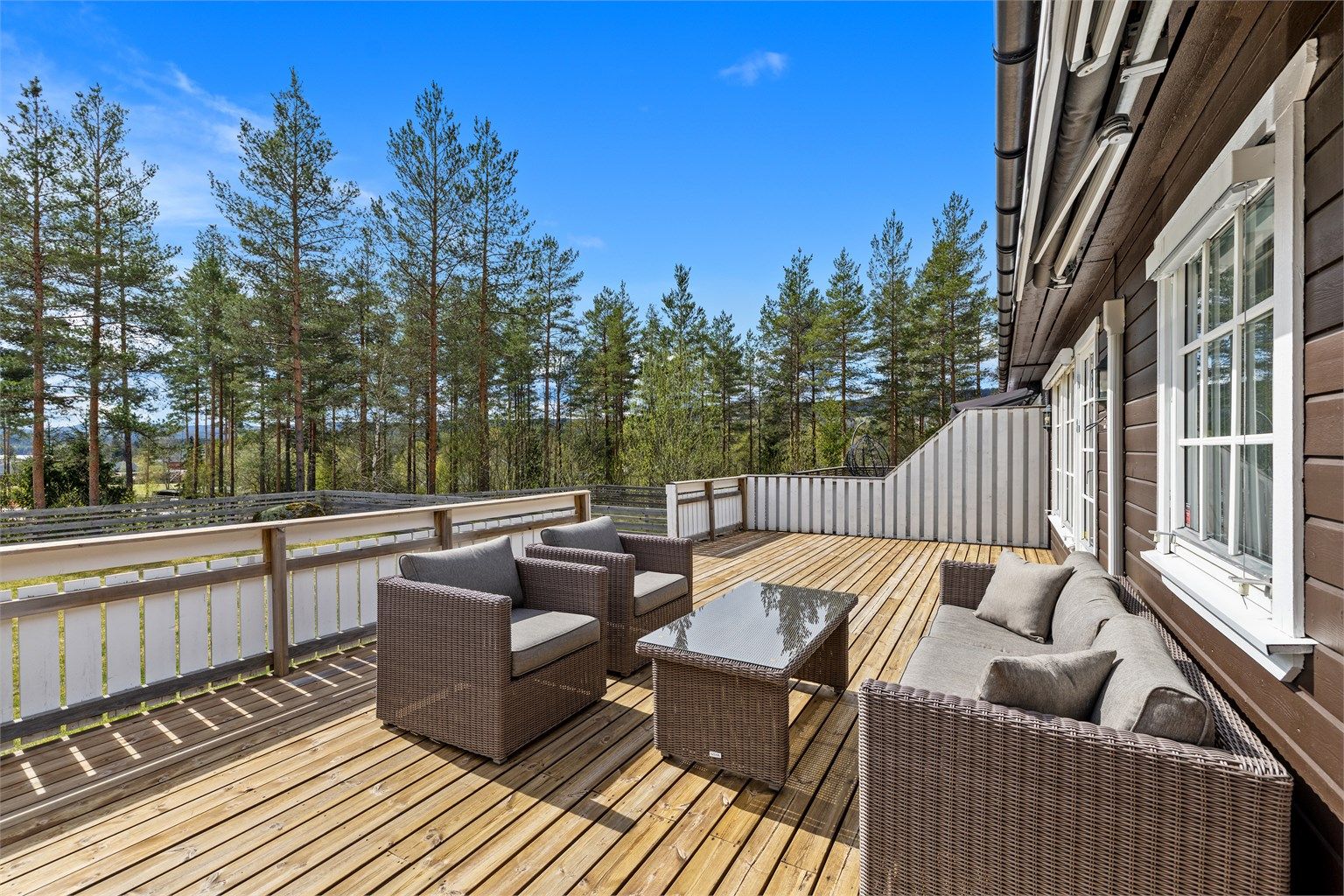 Romslig og solrik terrasse.