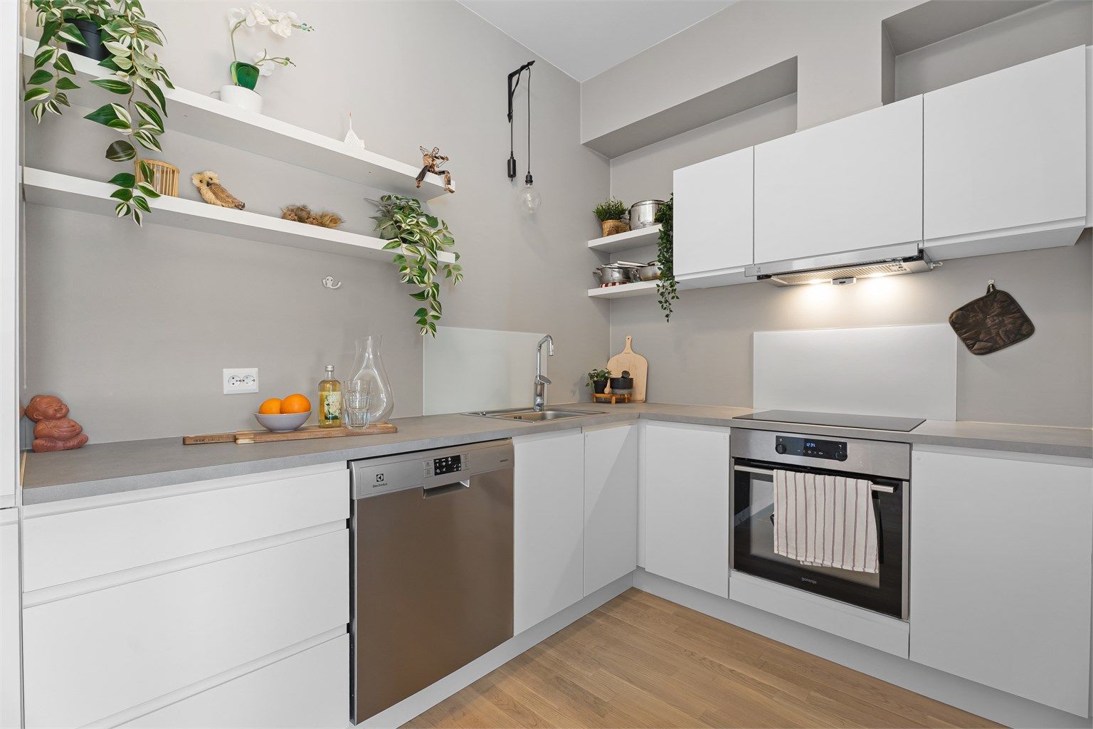 Kjøkkenet passer ypperlig for deg som er glad i å lage mat samtidig som du kan underholde gjester. 