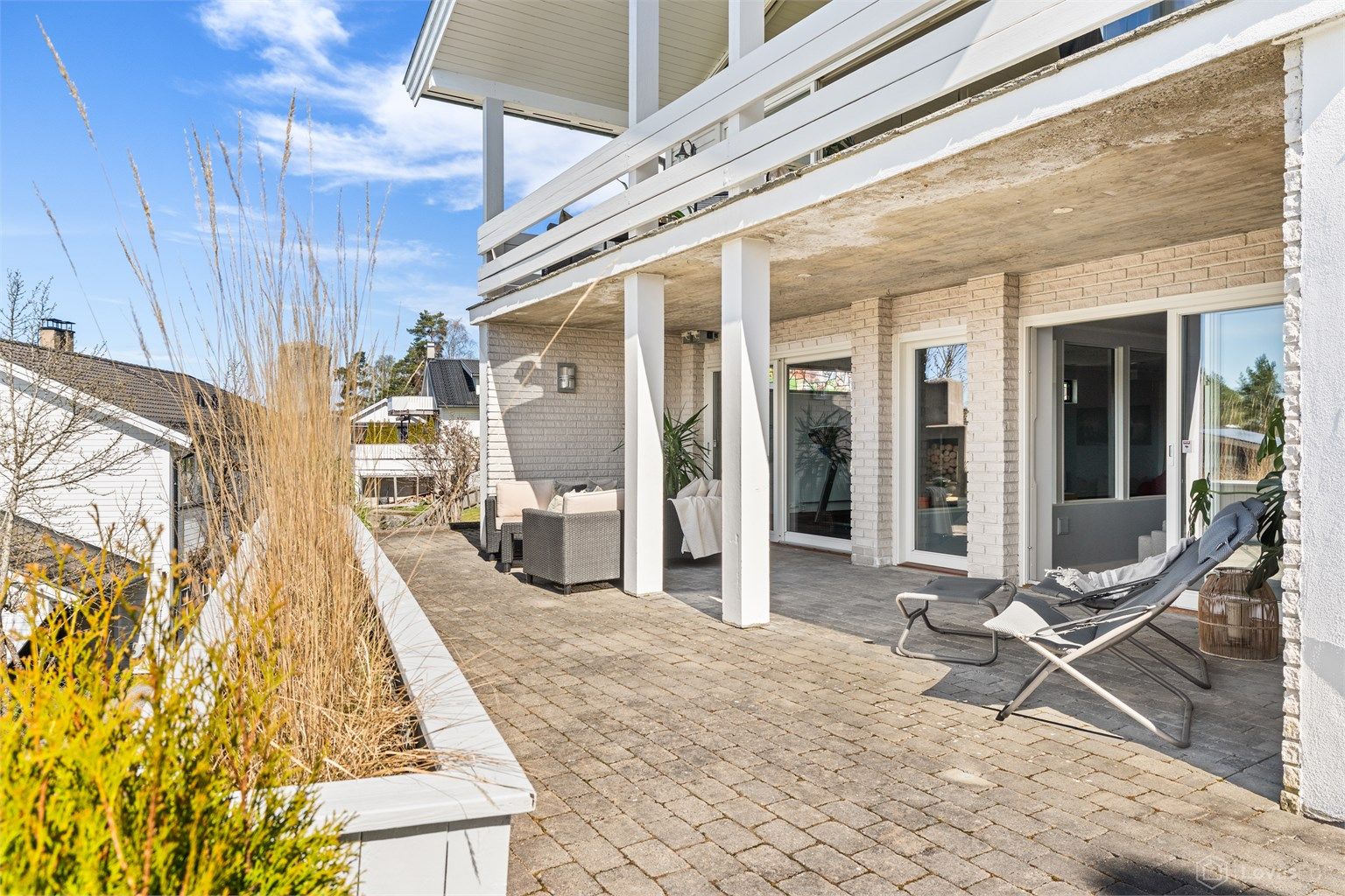Stor terrasse som ligger i tilknytning til hagen, og med utgang fra stue i u. etg. og trimrom