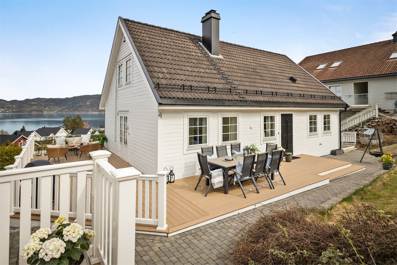 Eiendommen er pent opparbeidet med plen, beplantning og belegningsstein lagt i 2023.