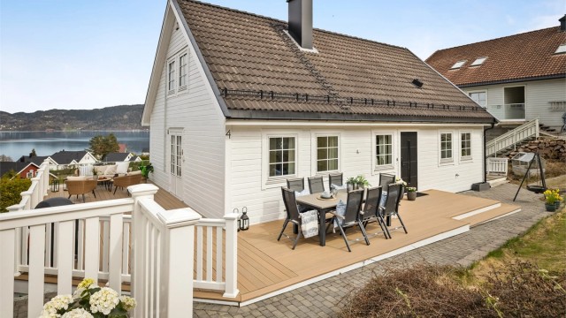 Eiendommen er pent opparbeidet med plen, beplantning og belegningsstein lagt i 2023.