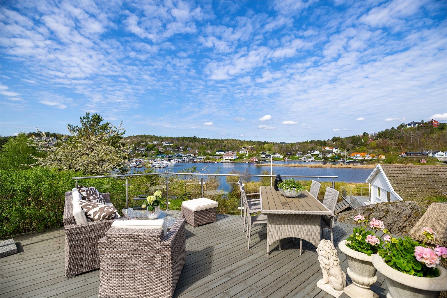 Deilig terrasse med fin utsikt