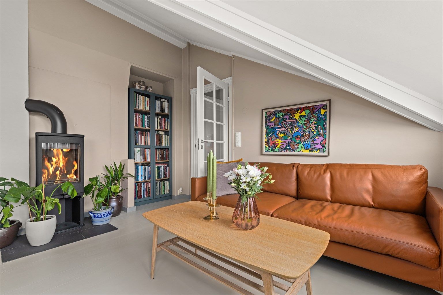 En hyggelig krok i stuen ved peisovnen, perfekt for avslapning.