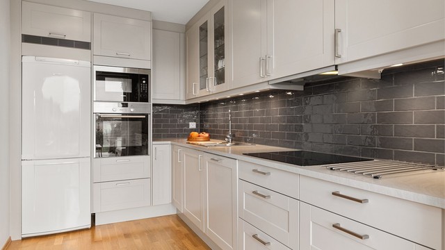 Pent og velholdt kjøkken med flere integrerte hvitevarer