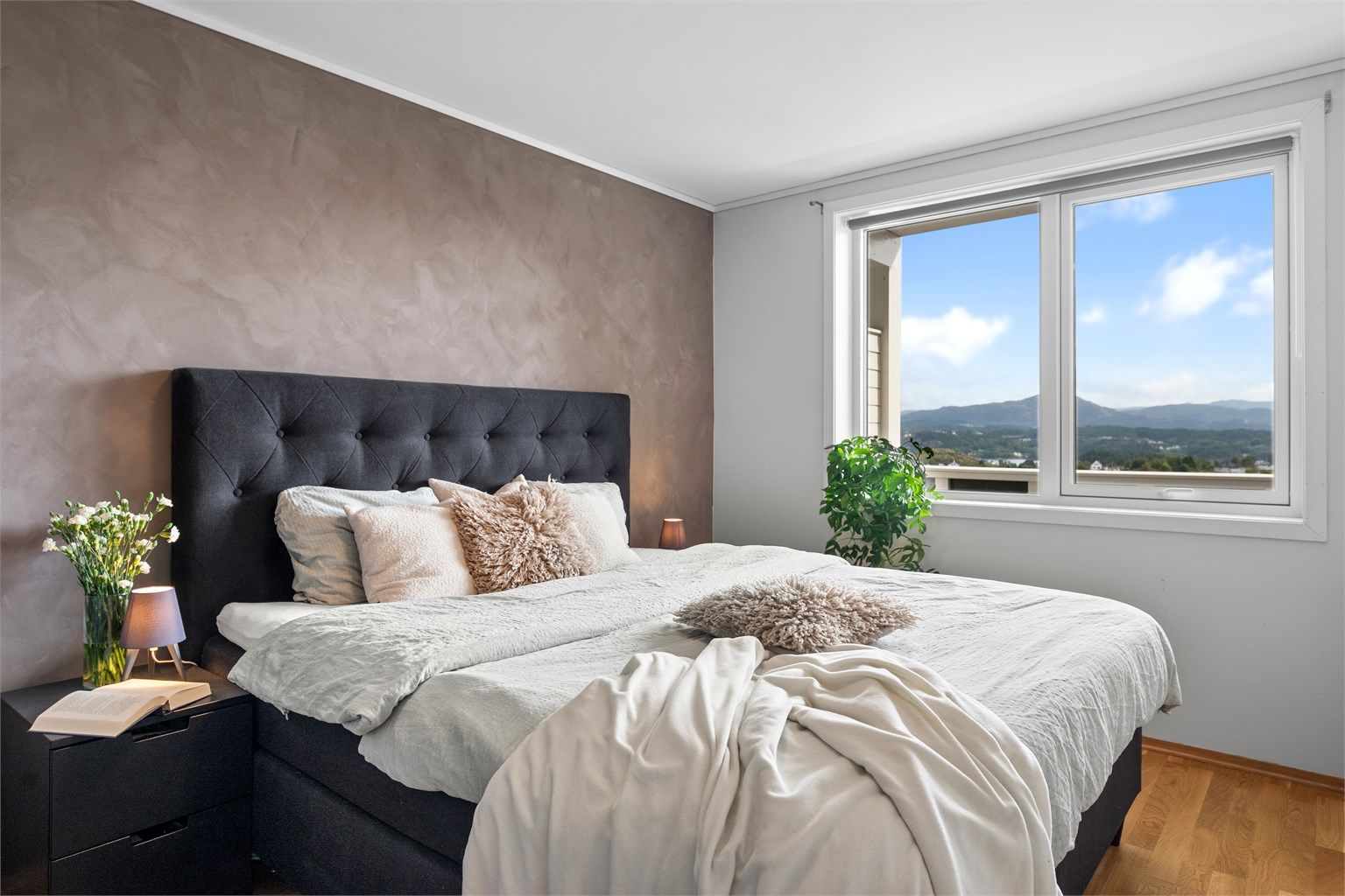 - Soverommet er av behagelig størrelse -