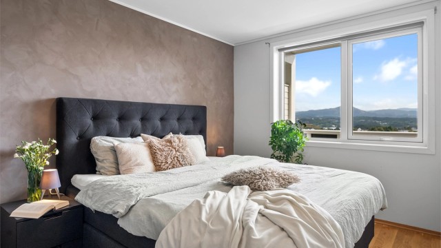 - Soverommet er av behagelig størrelse -