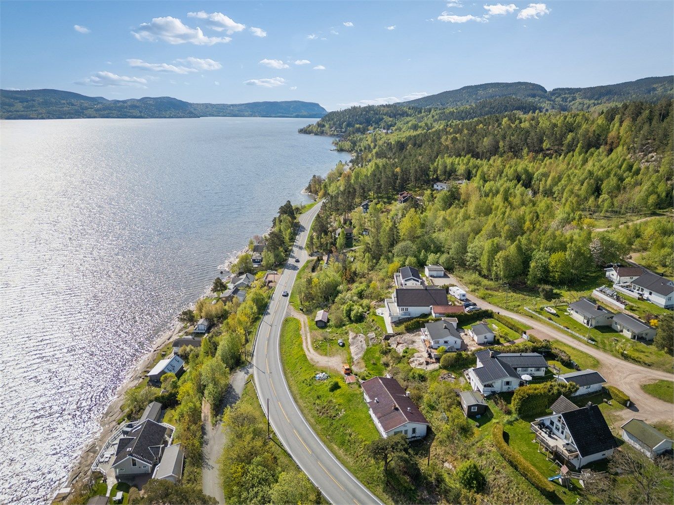 Alle daglige innkjøp kan gjøres i Svelvik sentrum, en åtte minutters kjøretur unna