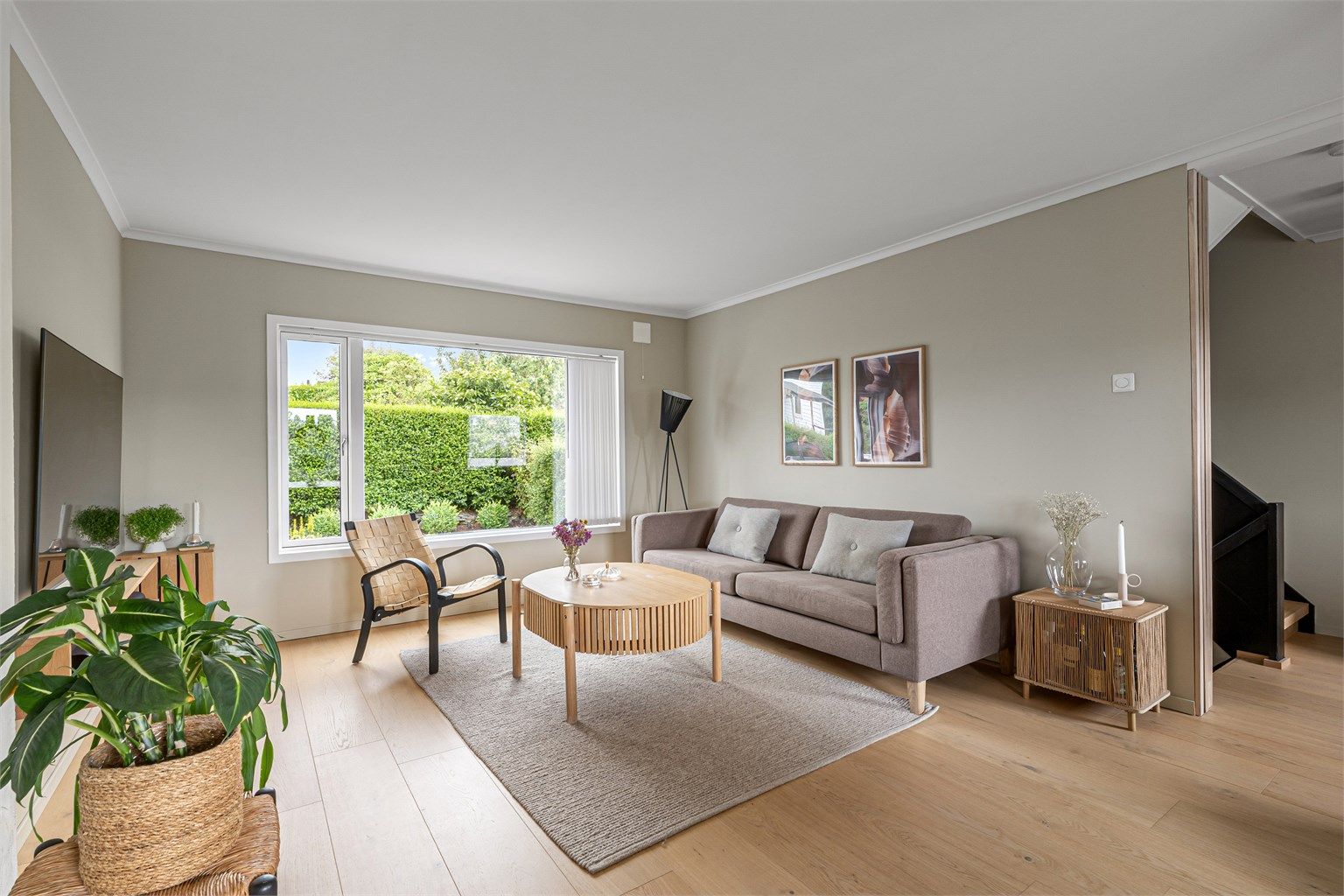 Boligen har gjennomgått betydelige oppgraderinger de siste årene. I første og andre etasje er alle overflater gipset, sparklet og nymalt, og det er lagt nytt gulv i første etasje. I tillegg er et nytt vindu satt inn på sørsiden.