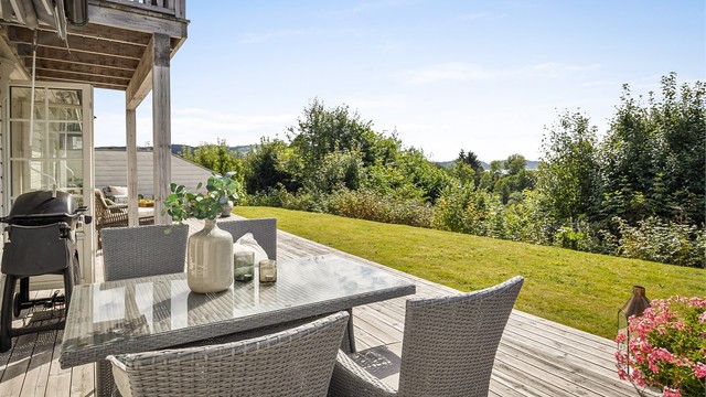 Uteplassene har gode solforhold med sol frem til ca. kl. 20.30/21.00 (midtsommerstid) iflg. selger.