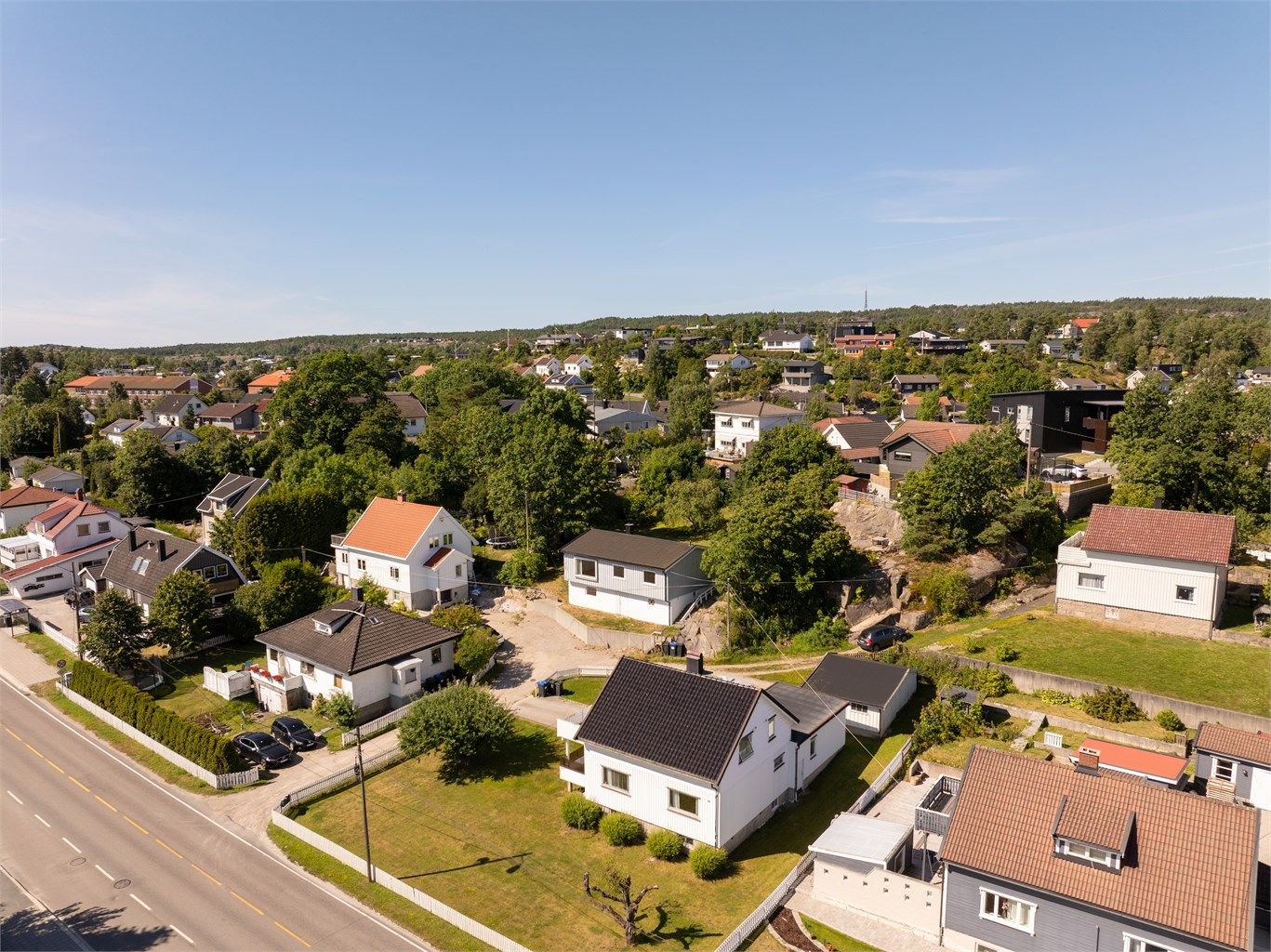 Det er biloppstillingsmuligheter på eiendommen.