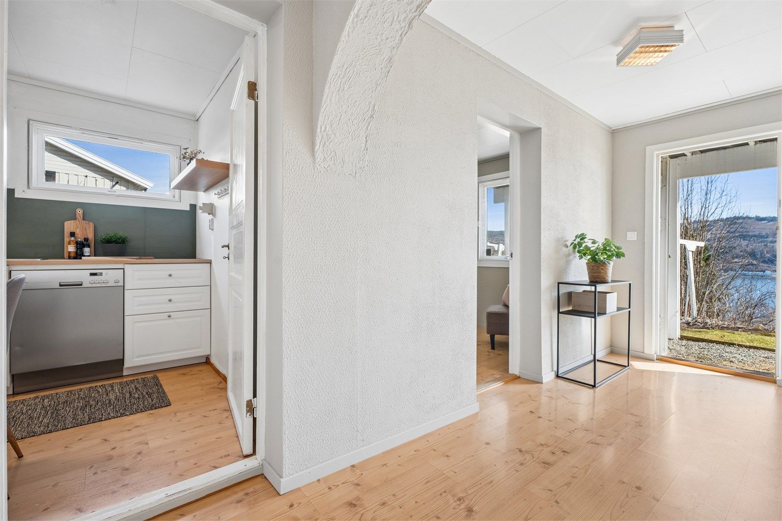 I denne etasjen finner vi også en praktisk egen inngangsdør som tar deg inn i en gang med adkomst videre inn i etasjen.