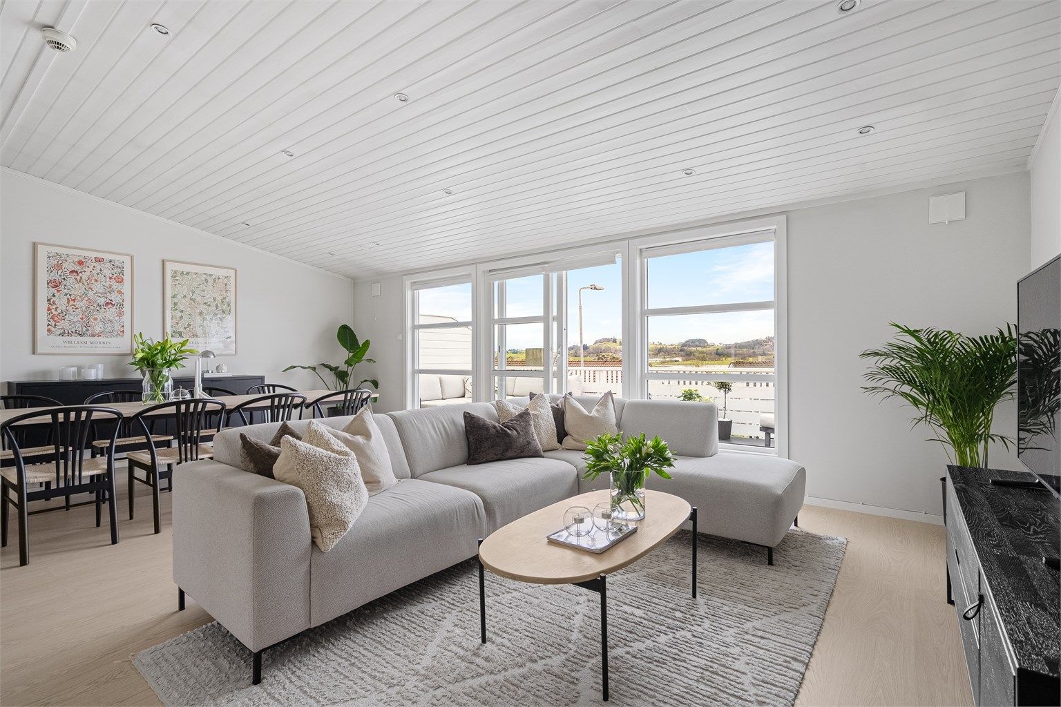 Opp trappen kommer man til flott og åpen stue med store vindusflater og flott utsikt. 