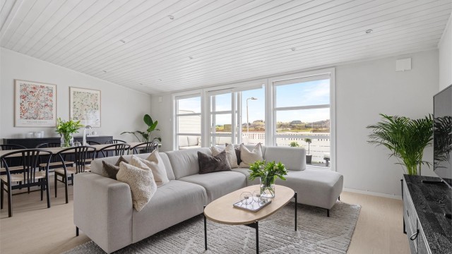 Opp trappen kommer man til flott og åpen stue med store vindusflater og flott utsikt.