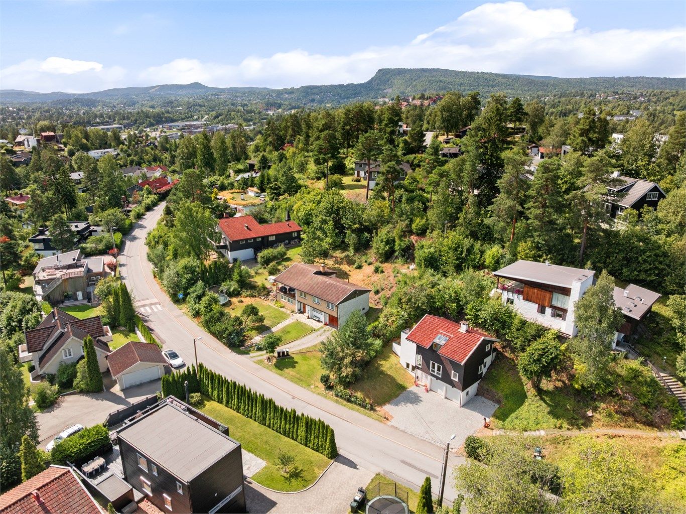 Her bor dere i et rolig nabolag med gangavstand til Sandvika sentrum med alt av servicetilbud, samt gangavstand til både skoler og barnehage