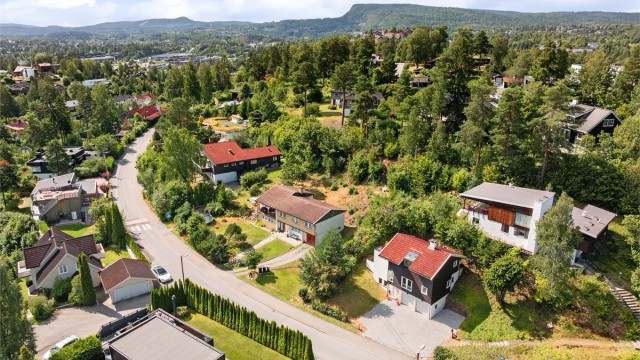 Her bor dere i et rolig nabolag med gangavstand til Sandvika sentrum med alt av servicetilbud, samt gangavstand til både skoler og barnehage