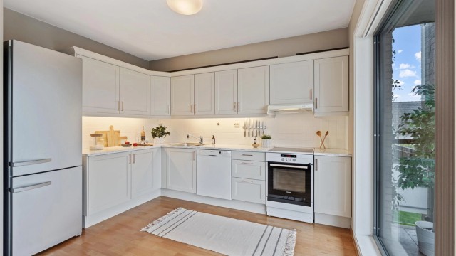 Leiligheten har en åpen og sosial planløsning mellom stue og kjøkken, med innredning fra Norema.