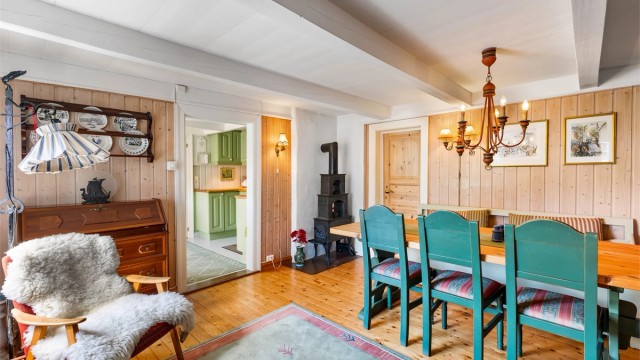 Stuen i den originale delen av boligen har tregulv og plass til spisestue.