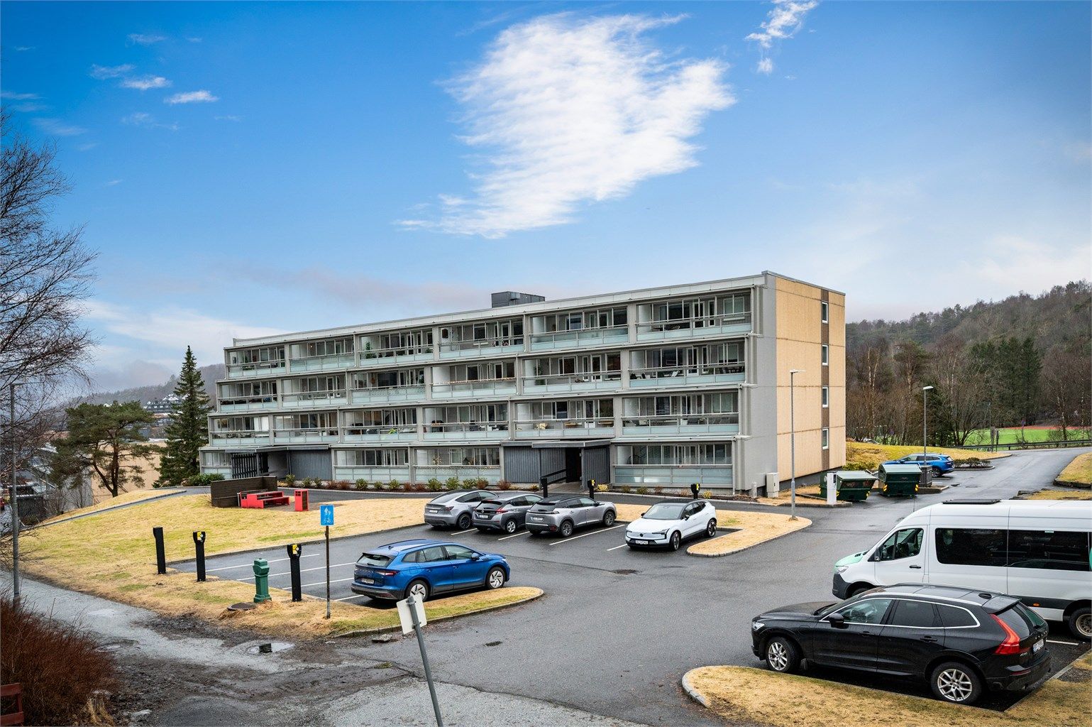 Det er godt med gjesteparkeringer i borettslaget samt kort vei til 4-bussen