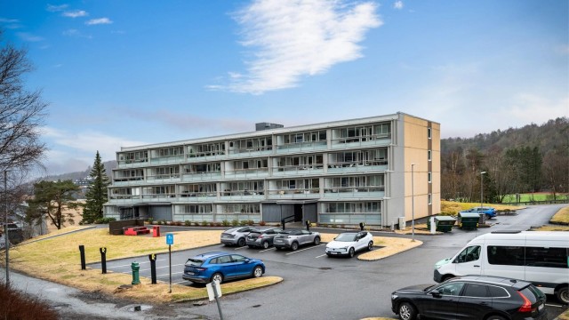 Det er godt med gjesteparkeringer i borettslaget samt kort vei til 4-bussen